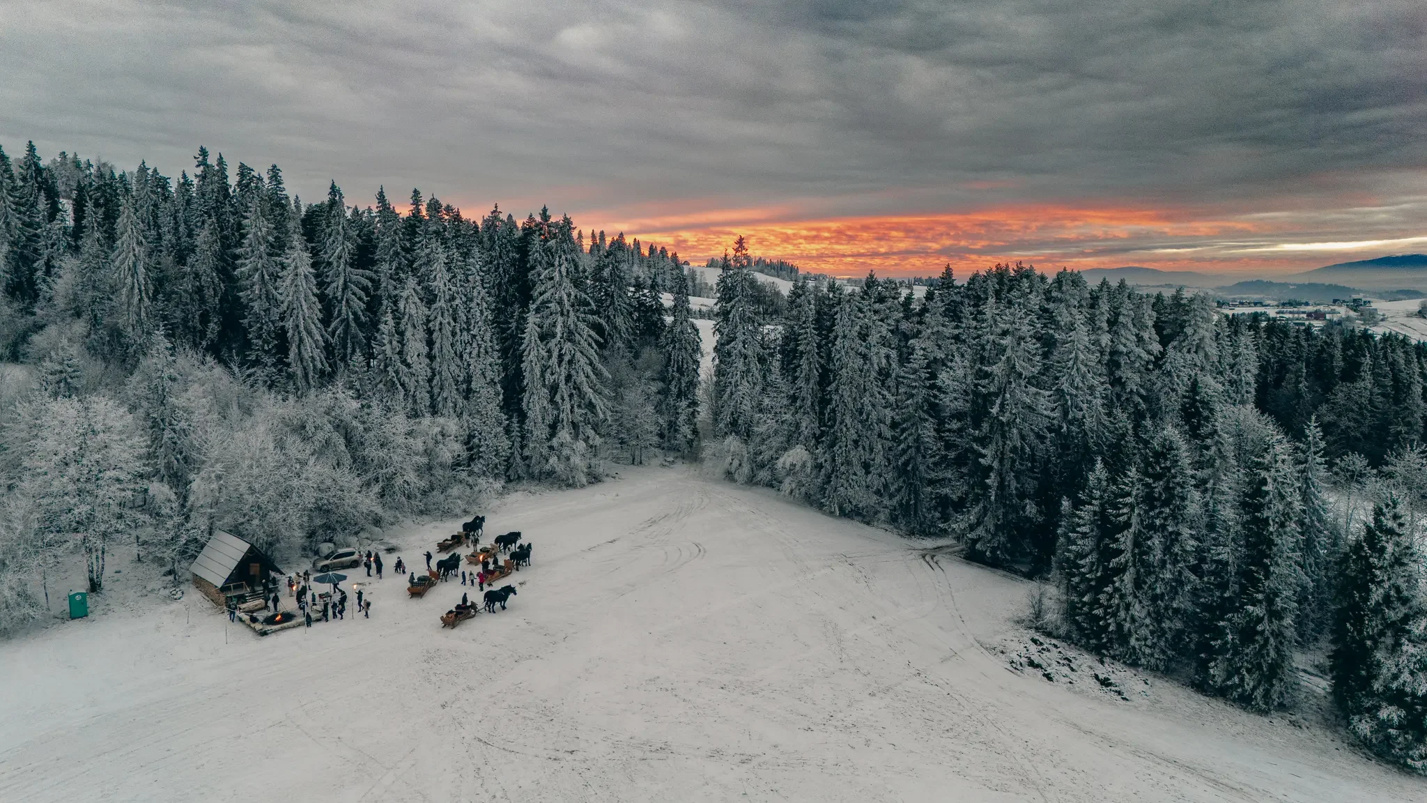 Tradycyjny góralski kulig saniami w zimowej scenerii Podhala